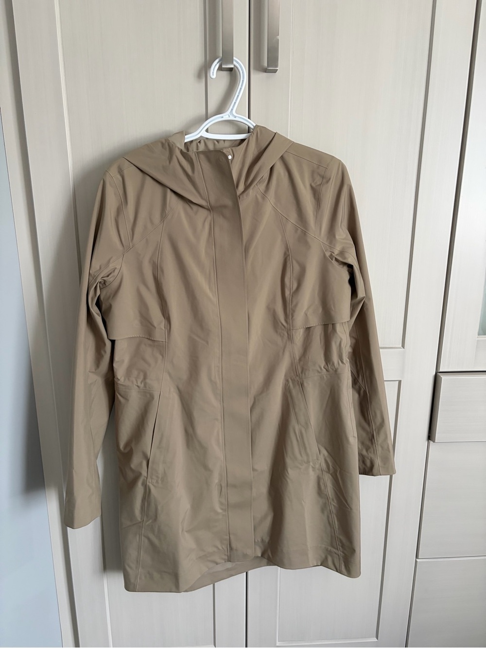 lululemon athletica Rain Rebel Jacket - Sheer Oak, size 6